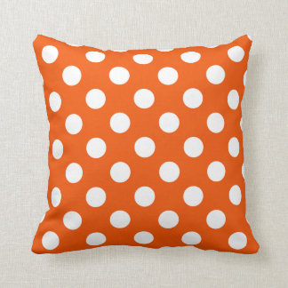 Vit polka dots på orange kudde