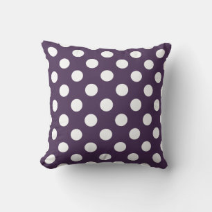 Vit polka dots på plommons lila kudde