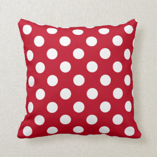 Vit polka dots på rött kudde