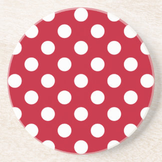 Vit polka dots på rött underlägg