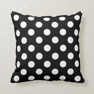 Vit polka dots på svart kudde