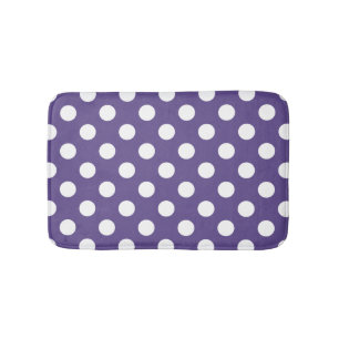 Vit polka dots på ultraviolett badrumsmatta