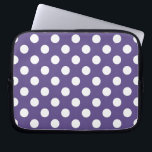 Vit polka dots på ultraviolett laptop fodral<br><div class="desc">Pantones färg år 2018 är ultraviolett.</div>