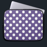 Vit polka dots på ultraviolett laptop fodral<br><div class="desc">Pantones färg år 2018 är ultraviolett.</div>