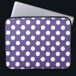 Vit polka dots på ultraviolett laptop fodral<br><div class="desc">Pantones färg år 2018 är ultraviolett.</div>