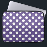 Vit polka dots på ultraviolett laptop sleeve<br><div class="desc">Pantones färg år 2018 är ultraviolett.</div>