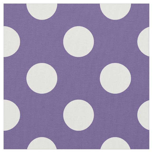 Vit polka dots på ultraviolett tyg (Närbild)
