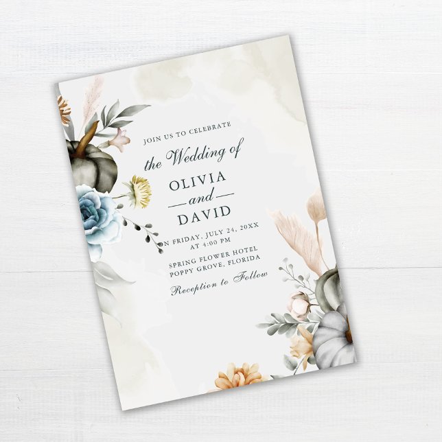 Vit pumpa och höstblommor bröllop inbjudningar (White Pumpkin and Fall Wildflowers Wedding Invitation on white wooden table)