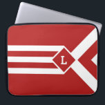 Vit Rand och Chevrons on Red med Monogram Laptop Fodral<br><div class="desc">Snyggtens geometriska mönster har fet vit rand på röd bakgrund. Tre omväxlande vita och röda ventiler slutar vid en röd romb med vit kontur. Det ser ut som en stiliserad medalhängning från ett band. Diametern innehåller ett anpassade monogram. Tre vita rand sträcker sig från motsatt sida av diamanten till kant...</div>