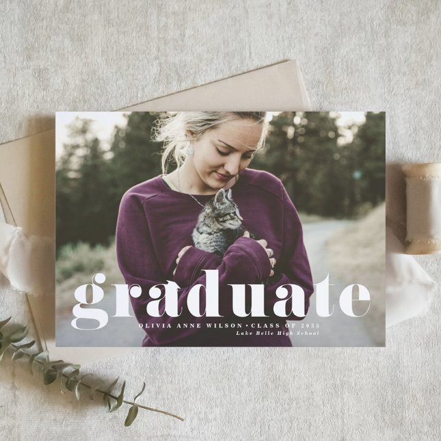 Vit Retro Djärv Typografi Foto Examen  Meddelande (Customizable photo graduation announcement featuring bold typography. )