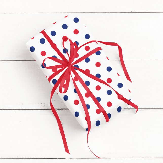 Vit röd och blå prickig presentpapper (White Red and Blue Polka Dot Wrapping Paper)