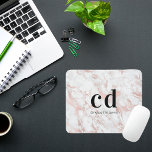 Vit ros guld monogram initialer marmor musmatta<br><div class="desc">En glamorös vit och ro guld,  rosa faux marble stone skriver ut som bakgrund. Svart text. Anpassa och lägg till ditt monogram initialer och namn.</div>