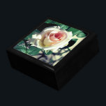 Vit ros Jewelry Keepsakébox Minnesask<br><div class="desc">Vit ros med rosa center på mörk lämnar utskrift på platta. Överväger du en speciell gåva till någon? Du behöver inte vara hantverkare eller konstnär. Ett foto på din semester, studenten, födelsedag, pension, uppvärmning av hus osv. fungerar bra. Att lägga till ett speciellt meddelande skapar mer än en gåva -...</div>