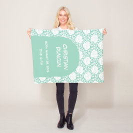 Vit ros med en barnstödsgåva från Arch Baby Shower Fleecefilt