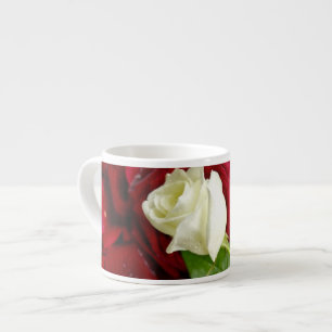Vit ros på röda Petals Espressomugg