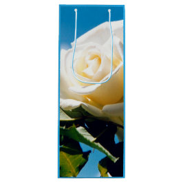 Vit ros under blå himmel