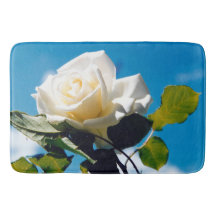 Vit ros under blå himmel