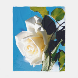 Vit ros under blå himmel fleecefilt