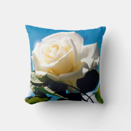 Vit ros under blå himmel kudde