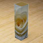 Vit ros Vin-boxen Personalisera Vinet Guld Ro Vinlåda<br><div class="desc">Vit ros Vin Box Personlig White Guld Ro Boxes Ro Gift Boxes Smyckeskriner Keepsakes Classic Ro Boxes Ditt namn Här sommarblommor Gift Vin Boxes Anpassade Ro Mementos för manar, Kvinnor, Boys, Girls Day Vit ros Vin Boxes Klicka på "Anpassa" för att lägga till mer text Välj Typsnitt och Anpassningsbar Färg...</div>