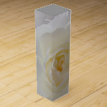 Vit ros Vin-boxen Personalisera Vinet Guld Ro Vinlåda<br><div class="desc">Vit ros Vin Box Personlig White Guld Ro Boxes Ro Gift Boxes Smyckeskriner Keepsakes Classic Ro Boxes Ditt namn Här sommarblommor Gift Vin Boxes Anpassade Ro Mementos för manar, Kvinnor, Boys, Girls Day Vit ros Vin Boxes Klicka på "Anpassa" för att lägga till mer text Välj Typsnitt och Anpassningsbar Färg...</div>