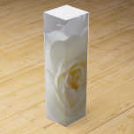 Vit ros Vin-boxen Personalisera Vinet Guld Ro Vinlåda<br><div class="desc">Vit ros Vin Box Personlig White Guld Ro Boxes Ro Gift Boxes Smyckeskriner Keepsakes Classic Ro Boxes Ditt namn Här sommarblommor Gift Vin Boxes Anpassade Ro Mementos för manar, Kvinnor, Boys, Girls Day Vit ros Vin Boxes Klicka på "Anpassa" för att lägga till mer text Välj Typsnitt och Anpassningsbar Färg...</div>