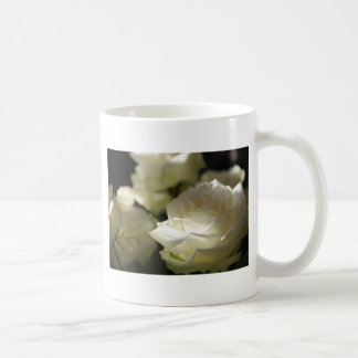 Vit rosblommigten blomstrar ödeträdgårdar kaffemugg