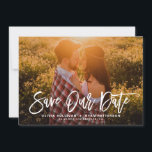 Vit Rustic Calligraphy Photo Spara vårt datum Spara Datumet<br><div class="desc">Snyggt spara datum meddelande har en modig,  modern,  modig kalligrafi med grönt löv mönster. Detta kommer att vara en perfekt för att spara datumet för vår och sommaren bröllop. Du kan anpassa baksidan genom att lägga till ditt eget mönster eller lägga till ett annat foto.</div>