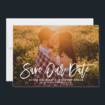 Vit Rustic Calligraphy Photo Spara vårt datum Spara Datumet<br><div class="desc">Snyggt spara datum meddelande har en modig,  modern,  modig kalligrafi med grönt löv mönster. Detta kommer att vara en perfekt för att spara datumet för vår och sommaren bröllop. Du kan anpassa baksidan genom att lägga till ditt eget mönster eller lägga till ett annat foto.</div>