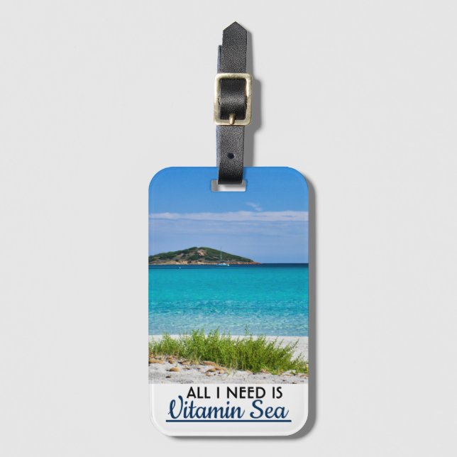 Vit sandstrand med turkos vatten vitaminhav bagagebricka (Framsida vertikal)