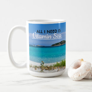 Vit sandstrand med turkos vatten vitaminhav kaffemugg