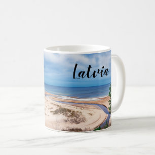 Vit sandstrand nära Östersjön i Lettland Kaffemugg