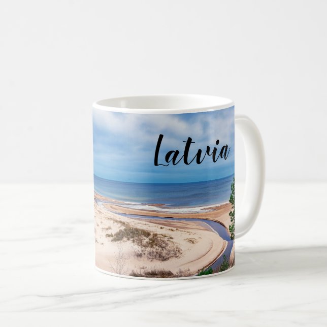 Vit sandstrand nära Östersjön i Lettland Kaffemugg (Framsida höger)
