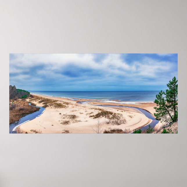 Vit sandstrand nära Östersjön i Lettland Poster (Framsidan)