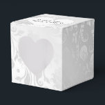 Vit Satin Damast Med Hjärtan Bröllop Presentaskar<br><div class="desc">Vitt hjärta med nygifta pars namn på ett vitt satin damast mönster.
Namnen och datum är redigerbara.</div>