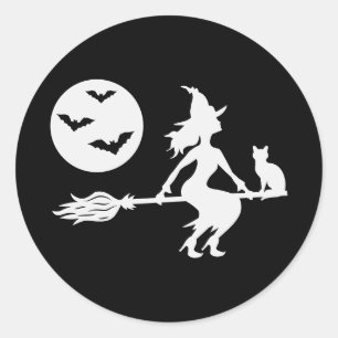 Vit siluett av en häxa på en kvast Halloween Runt Klistermärke