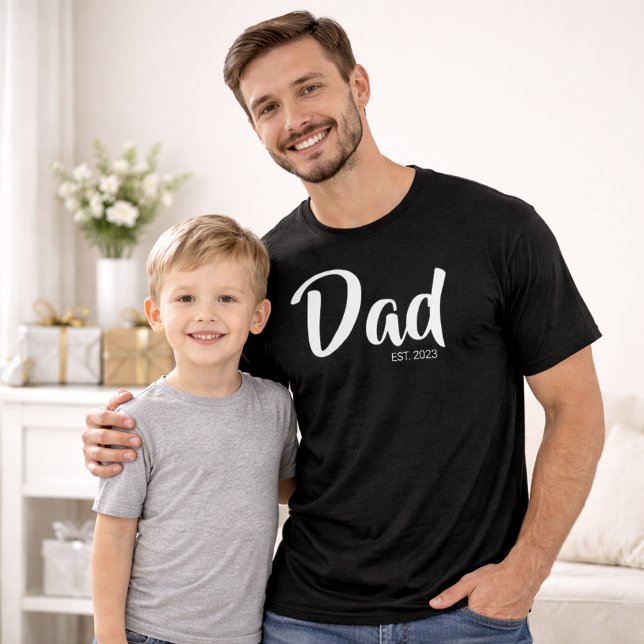 Vit skript etablerad Pappa T Shirt (White Script Established Dad Black T-Shirt)