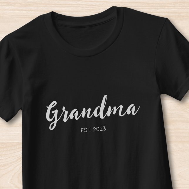 Vit Skript Mormor Grundad Svart T Shirt (Skapare uppladdad)
