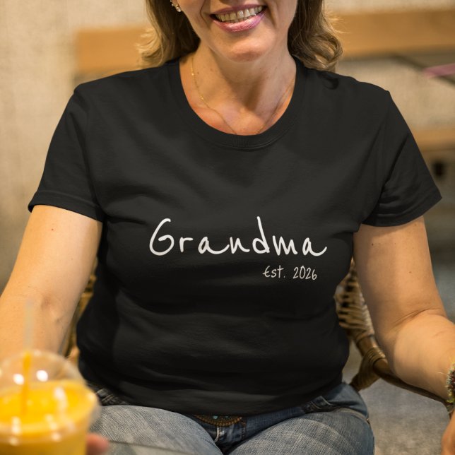 Vit Skript Mormor Grundad  T Shirt (Skapare uppladdad)