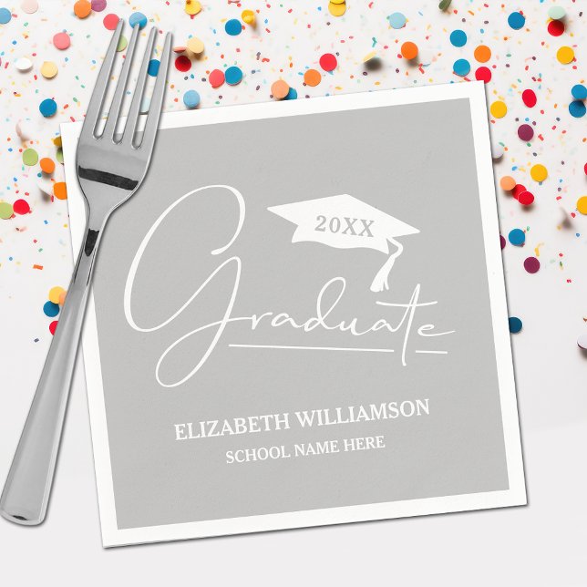 Vit skript Studentmössa Silver Grått Pappersservett (Your name, class year and "Graduate" in a cool script on silver gray school color party napkins)