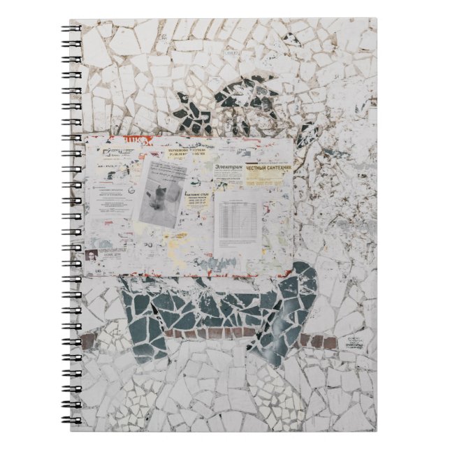 Vit skrivare papper på vit och grått-betongvägg anteckningsbok (Framsidan)