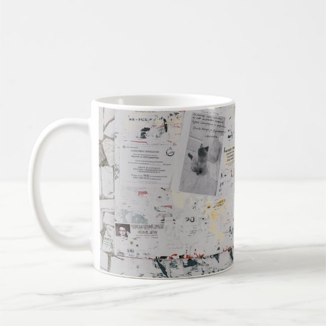 Vit skrivare papper på vit och grått-betongvägg kaffemugg (Vänster)