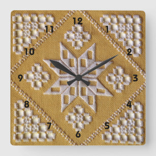 Vit SKRIVEV UT cutworkbroderi 2 på Fyrkantig Klocka