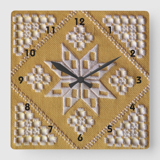 Vit SKRIVEV UT cutworkbroderi 2 på Fyrkantig Klocka (Framsida)