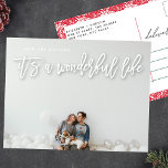 Vit skugga Det är en underbar livlig jul Helg Vykort<br><div class="desc">Det är ett Wonderful Life Helgdagars Photo Postcard-skript i White Shadow-skript. bak har en söt blommigt gräns. Lettrande stil. Stor fotodesign. Lycklig,  festlig design. Det är ett underbart liv,  blommor,  rött och vitt,  blommigt ram.</div>