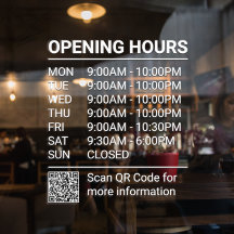 Vit skylt för butikens öppettider med QR-kod fönst