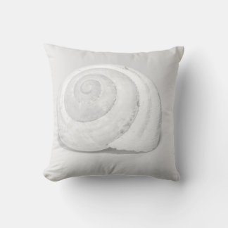 Vit Snigelskal Minimalistisk Naturfotografi Kudde