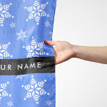 Vit Snöflingor, blå, ditt namn, anpassa Sjal<br><div class="desc">Cute,  roligt och aktningsvärda mönster med vit snöflingor på blå bakgrund. Modern gåva och trendig,  perfekt för snö älskare i ditt liv. Anpassa genom att lägga till namn,  smeknamn,  monogram eller initialer.</div>