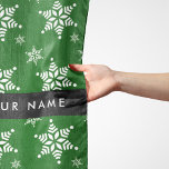 Vit Snöflingor, Grönt, ditt namn, Anpassa Sjal<br><div class="desc">Cute,  roligt och aktningsvärda mönster med vit snöflingor på gröntens bakgrund. Modern gåva och trendig,  perfekt för snö älskare i ditt liv. Anpassa genom att lägga till namn,  smeknamn,  monogram eller initialer.</div>
