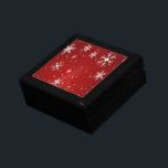 Vit Snöflingor med röd bakgrund Minnesask<br><div class="desc">God jul firande med denna punkt. Den här designen ser bra ut på alla produkter. ⭐ PERSONALISERA den här mallen med teckningen. ⭐ REDIGERA det ytterligare om du vill göra fler ändringar. ⭐ Överför den här designen till valfri produkt. Besök alla mina butiker på bit.ly/SandyspiderStores (klipp ut och klistra in)....</div>